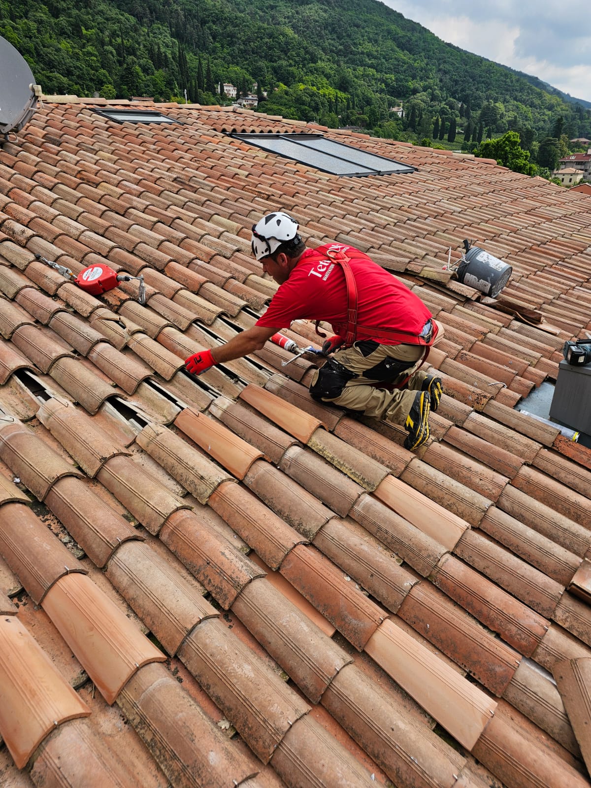 Operaio con dispositivi di sicurezza su tetto